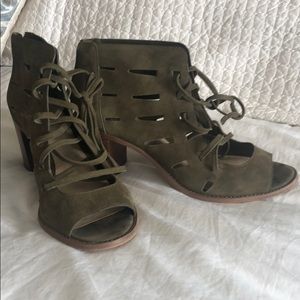 Vince Camuto Green suede sandal size 11